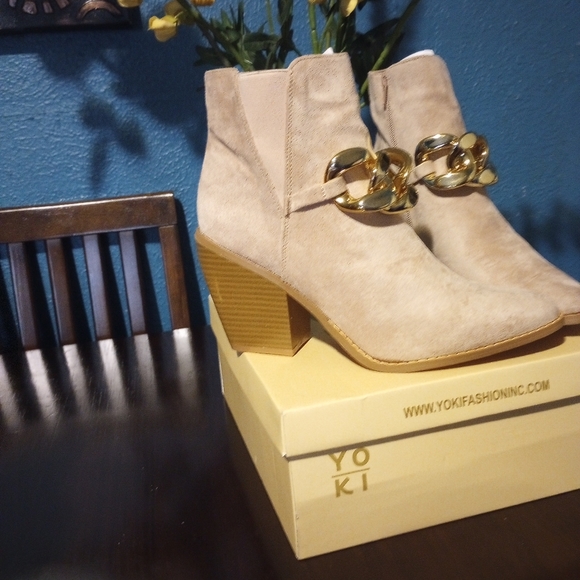 NWB YOKI Fashion Vella-75 Nude Gold Chain Suede Western Ankle Boots Size 10 - Picture 3 of 11